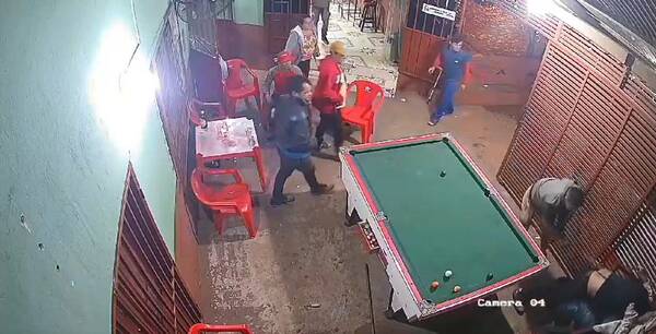 [VIDEO]¡Qué bonita vecindad...! Juego de billar opa con un apuñalado y ñemonda