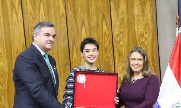 Aye Alfonso recibe premio de Diputados y anticipa sorpresas en Factor X – Prensa 5