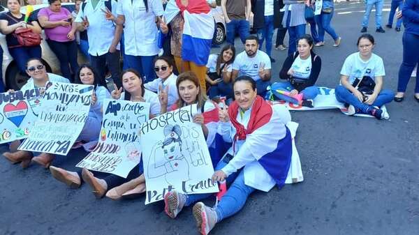 Ministra de Salud no recibió a enfermeras movilizadas este miércoles - Nacionales - ABC Color