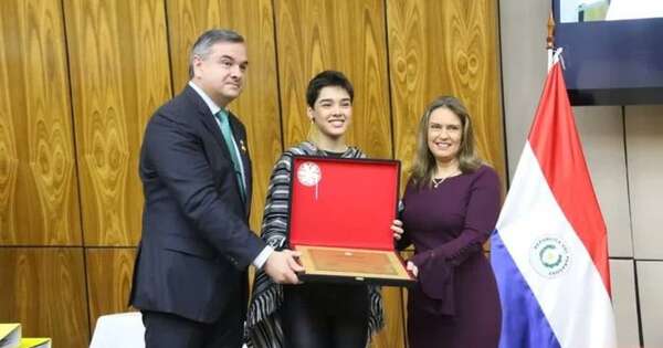 Diario HOY | Ayelén Alfonso recibe “Premio Emiliano R. Fernández” de la Cámara de Diputados