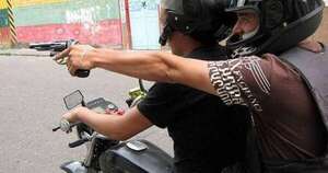 La Nación / Padre e hijo son asaltados por motochorros tras retirar dinero del banco