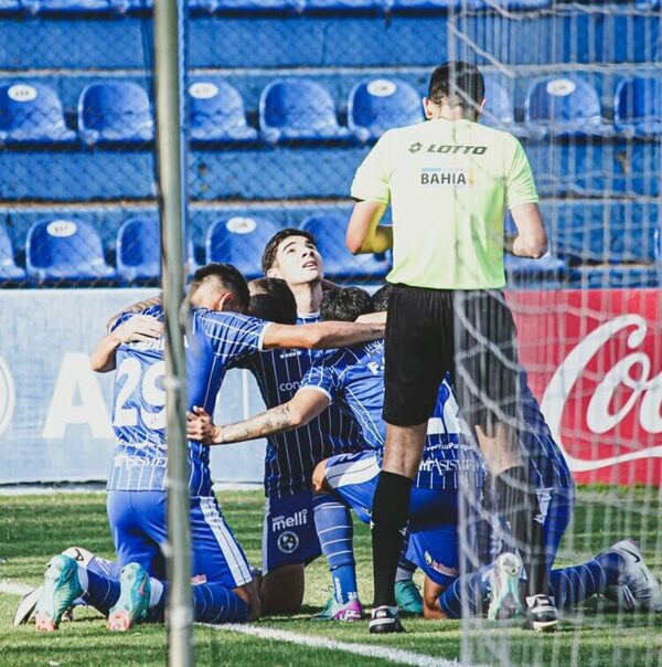Versus / Sol de América aprovechó el hombre de más y goleó a Tacuary en Villa Elisa