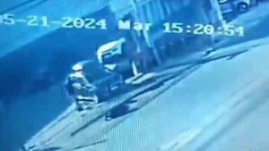 Un hombre sufre fracturas tras caerle encima un portón de hierro