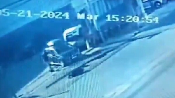 Un hombre sufre fracturas tras caerle encima un portón de hierro