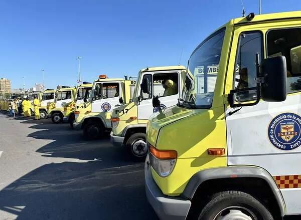 Paraguay recibe ocho camiones autobombas donados por los Bomberos de Cádiz - Nacionales - ABC Color