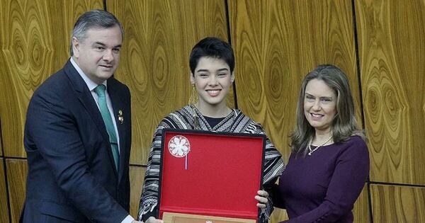 La Nación / Orgullosa del “fanatismo paraguayo”, Aye recibió premio de Diputados