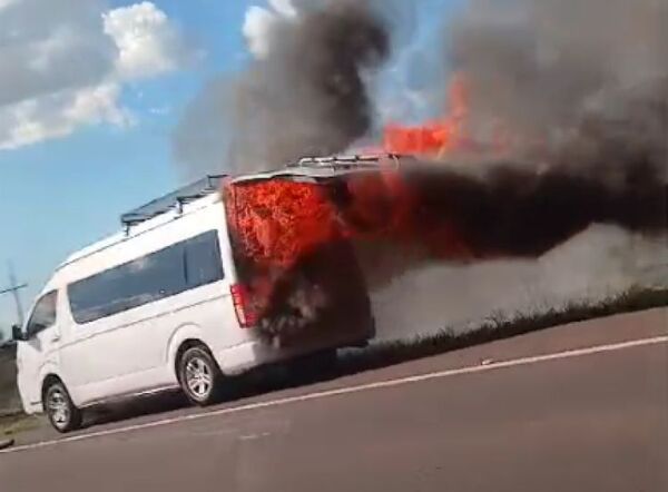 Minibus de mediana distancia arde en llamas sobre la Ruta PY05