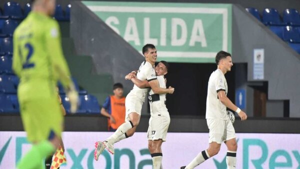 Olimpia gana y sigue en la pelea