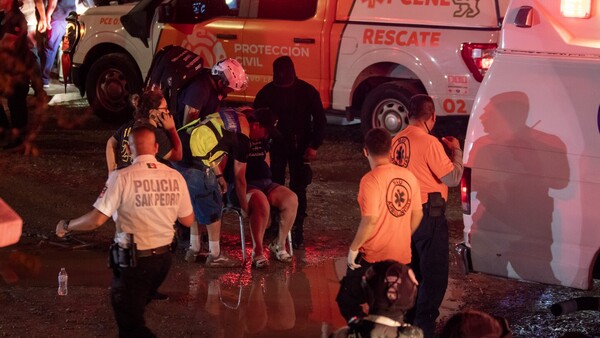 Nueve muertos y 50 heridos al colapsar escenario durante mitin de candidato presidencial