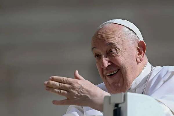 El papa bromea con los cirujanos de Pitanguy: “Mi sonrisa es natural, no retocada” - Mundo - ABC Color