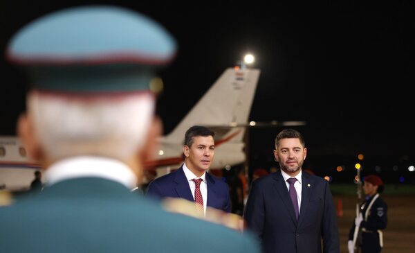Tras su gira internacional, Santiago Peña retoma su agenda y atiende asuntos castrenses - .::Agencia IP::.