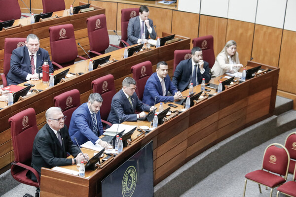 Fiscal solicitó audiencia con su par de Colombia para entregar obsequio, revela documento