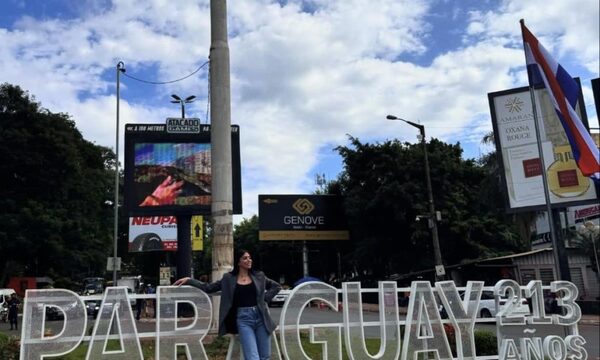 Influencer humanitaria paseó por microcentro esteño y se comprometió a preparar receta paraguaya