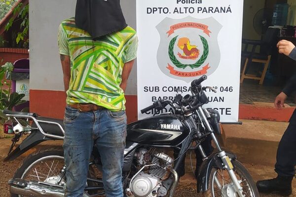 Vecinos atrapan a ladrón con moto hurtada
