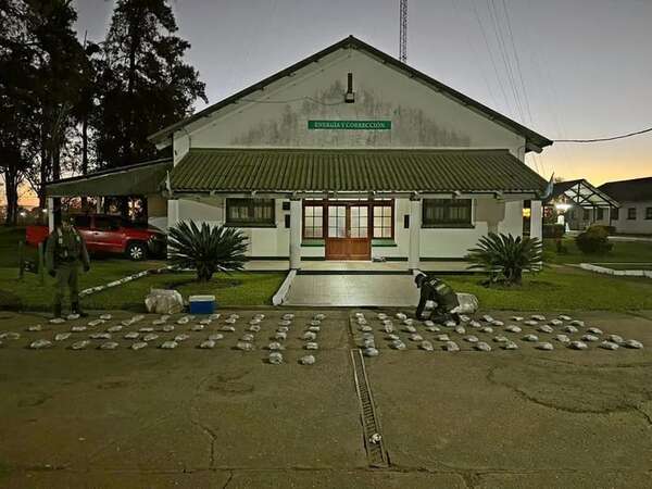Interceptan en Argentina 45 kilos de marihuana paraguaya ocultos en camiones de combustible - Policiales - ABC Color