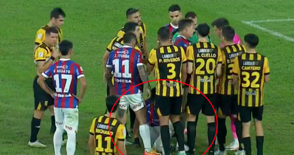 Versus / ¡Insólito! Arzamendia protegió como su vida el punto penal para que anote Cecilio