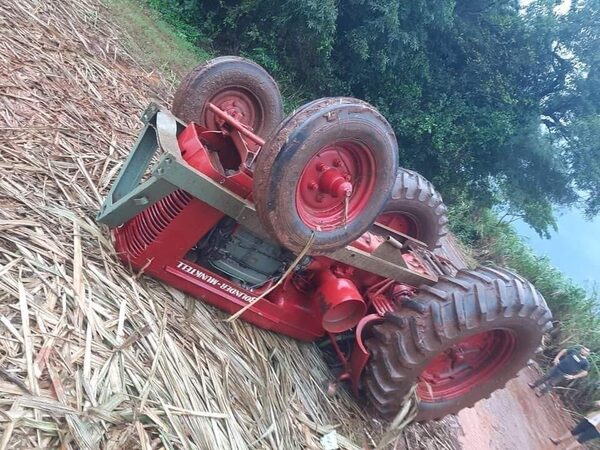 HOMBRE MUERE APLASTADO POR SU TRACTOR
