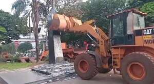 Ciudad del Este: MOPC retira polémico monolito masónico construido sin permiso - ABC en el Este - ABC Color