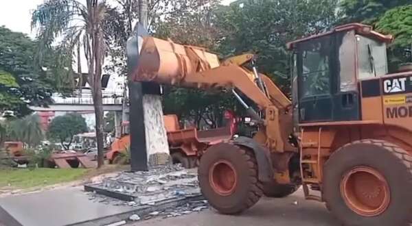 Ciudad del Este: MOPC retira polémico monolito masónico construido sin permiso - ABC en el Este - ABC Color