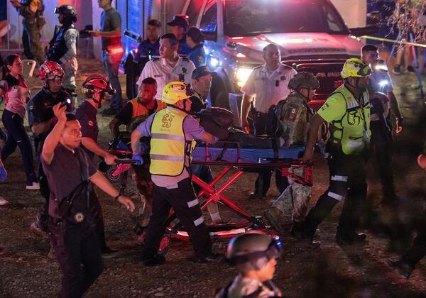 Nueve muertos tras colapso de escenario durante mitin en México