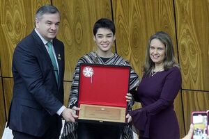 Aye Alfonso, concursante paraguaya en Factor X, es homenajeada por diputados de su pa铆s - Revista PLUS