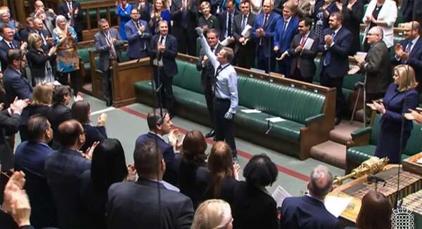 Video: Ovación a diputado británico en la Cámara de los Comunes tras amputación de brazos y piernas - Mundo - ABC Color