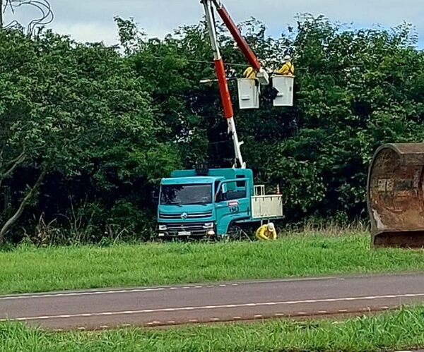 En Alto Paraná y Caaguazú, la ANDE realiza mejoras en el servicio eléctrico con el mantenimiento integral de líneas de Media Tensión