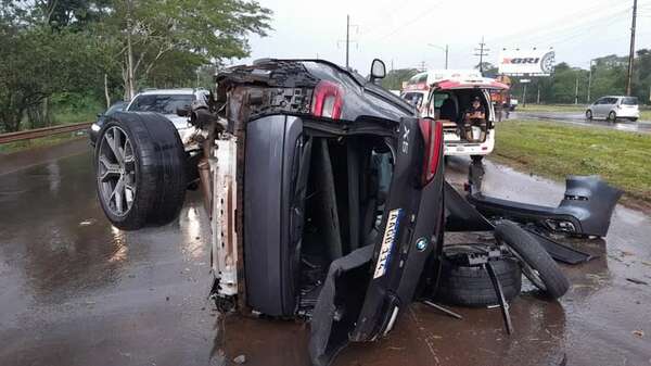 Joven vuelca su lujosa camioneta y sale ileso - ABC en el Este - ABC Color