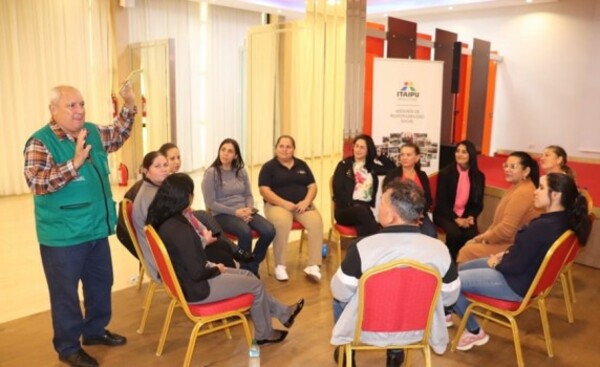 Capacitación a facilitadores de la metodología "Familia Saludable"