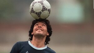 Versus / Los herederos de Maradona buscan impedir la venta del "balón de oro" de su padre