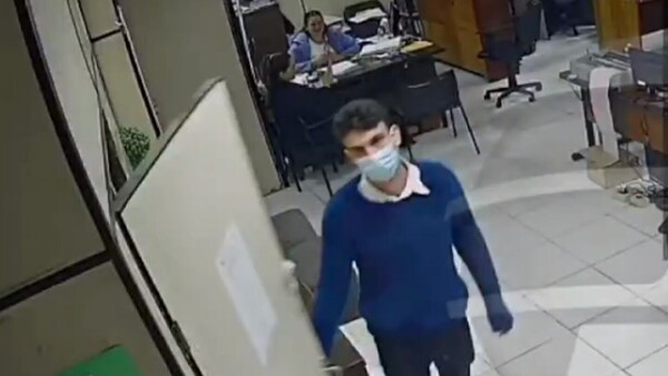 Video: Así actuó el sospechoso del incendio en la Caja Municipal