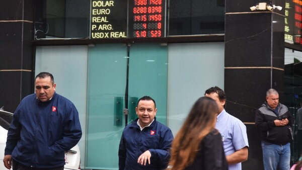 Dólar alcanzó nuevo techo en las pizarras de casas de cambio