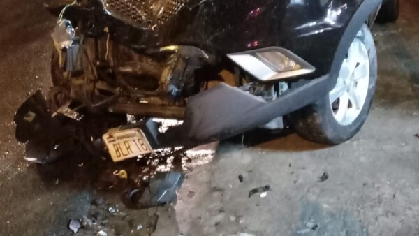 Conductor alcoholizado choca contra camioneta de la ANDE en Fernando de la Mora