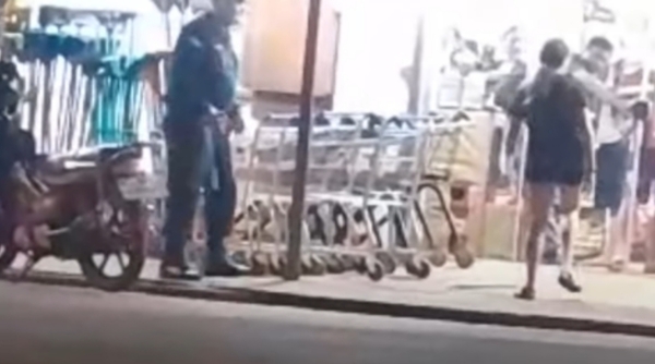 (VIDEO)Niña de 13 años amenazó a su mamá con machetillo porque le retó