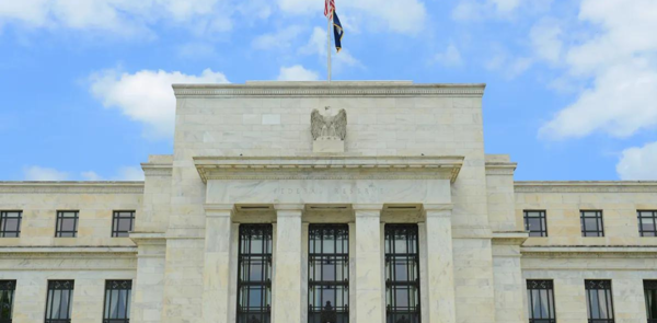 Las actas de la Fed no descartan que pueda haber nuevas subidas de tasas en este ciclo - Revista PLUS