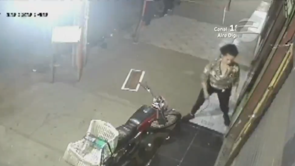 Doña destrozó puerta de un local y amenazó de muerte al dueño
