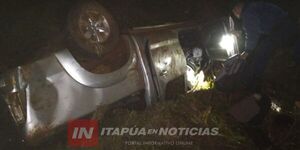 CAMIONETA IMPACTÓ CONTRA UN ÁRBOL Y VOLCÓ - Itapúa Noticias