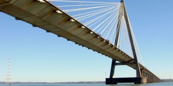 UNA MUJER QUISO ARROJARSE DEL PUENTE INTERNACIONAL - Itapúa Noticias