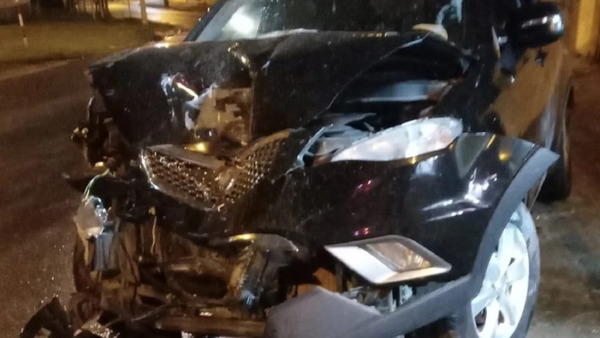 Conductor ebrio impactó contra camioneta de la ANDE en Fernando de la Mora