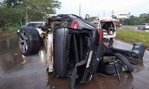 CDE: VOLCÓ CON SU CAMIONETA TRAS DESVIAR UN CHARCO DE AGUA