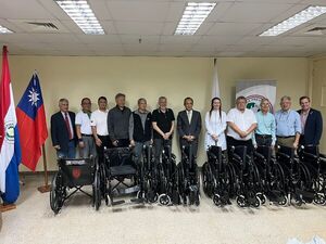 Consulado de Taiwán en CDE dona sillas de ruedas al IPS - La Clave