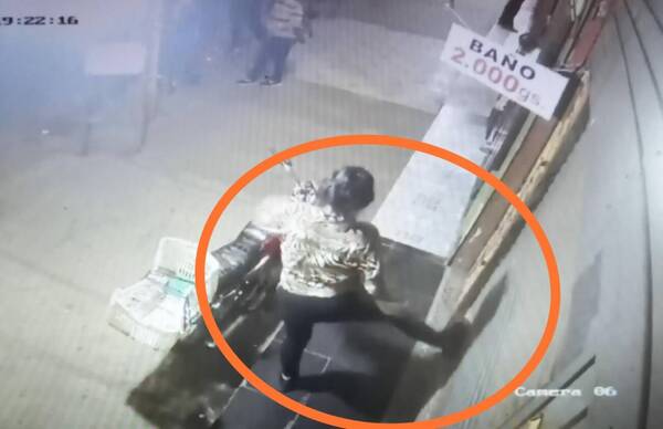 [VIDEO] "Me amenazaba de muerte": mujer enfurecida destrozó puerta de un local y dijo de todo al dueño