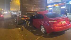 Accidente de tránsito en Fernando de la Mora: un auto se incrustó por la parte trasera de un camión - Nacionales - ABC Color