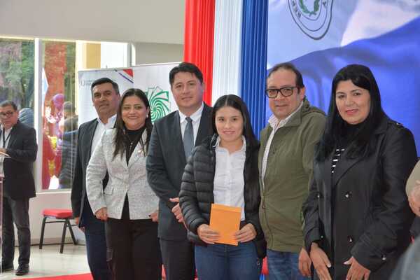 Yacyretá apostando a la educación: Entregan millonario aporte a jóvenes de Caazapá