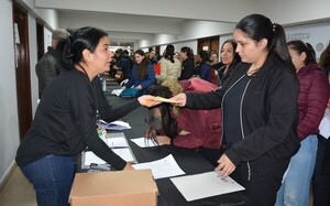 Mas de 600 jóvenes de Caazapá recibieron primer desembolso de becas universitarias - .::Agencia IP::.