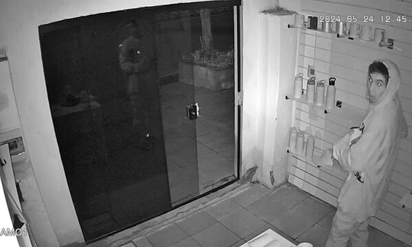 Sujeto roba termitos y vasos personalizados tras violentar puerta de blindex