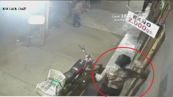 Atrapan a una mujer por violentar un comercio, la sueltan y regresa al local para atacar de nuevo