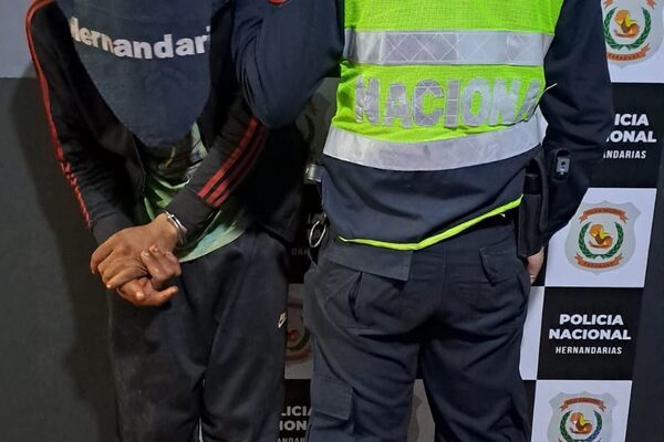 Vecinos atrapan y muelen a golpes a precoz delincuente