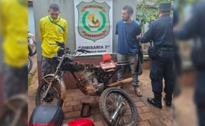 Detienen a dos delincuentes y recuperan motocicleta ya desarmada