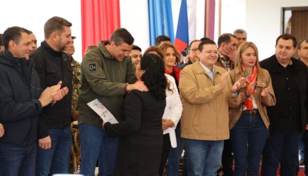 Santiago Peña: «La entrega de títulos es el camino para el progreso»